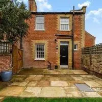 Stay in our beautiful 1850’s Coastguards Cottage., hotel en Felpham