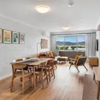 Astrids at Central Park - 2BR l Lake & Mountain Views l Central Location l WiFi, hotelli kohteessa Jindabyne