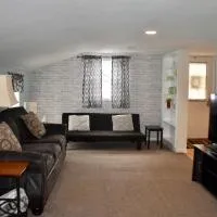 Cozy 2nd story Flat near downtown, hotel v destinaci Adrian