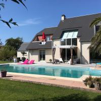 Belle villa bord de mer avec piscine, hotel a Urville-Nacqueville