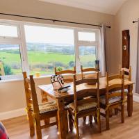 Private 3 bedroom house ideal for family & friends, hotel in Killybegs