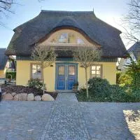 "Schiffszimmermannshaus" by Ferienhaus Strandgut, hotel v destinácii Born