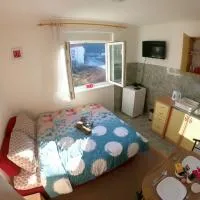 Apartman Ippon,Police的飯店