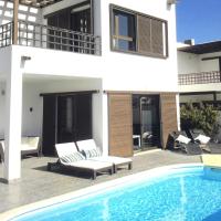 Modern villa with sea views، فندق في كوستا تاغيسي