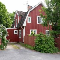 Charmigt rött hus med vita knutar i Gamla Bålsta