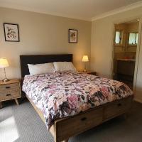Rural retreat within a 5 minute drive to beaches and CBD., hotel in Batemans Bay