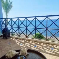 Frontline Beach Apartment, La Perla de la Bahia, Bahia de Casares - Estepona, hotell i Casares