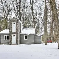 Remote Michigan Retreat on 10 Acres w/ Grill!、Ironsのホテル