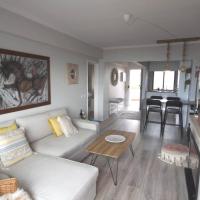 Sunny ocean view apartment with swimming pool, hotel in Carvoeira