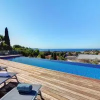 Appartement Regard-sur-mer 165m2 4ch vue mer piscine, hotelli kohteessa Carqueiranne