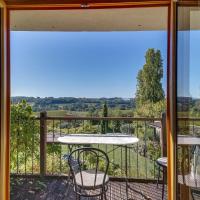 Idyllic retreat amid the vines with its own pool, hotel in Saint-André-et-Appelles