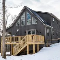 NEW!! House Near Raystown Lake in Peaceful Wooded Area、ハンティンドンのホテル