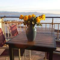 Seafront one bedroom apartment with a terrasse swimming pool and a parking, kh&aacute;ch sạn ở Antibes
