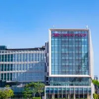 Crowne Plaza Shenzhen World Exhibition and Convention Center by IHG، فندق في Shenzhen