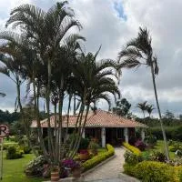 Hermosa Cabana con bonito Jardin y piscina en la Mesa de los Santos, hotelli kohteessa Los Curos