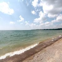 Entire Cottage Beach Fishing Deck Lake Erie, hotel em Dunnville