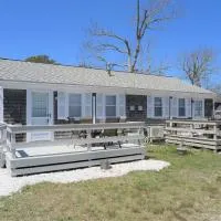 2 Minute Walk to Beach, Cape Cod Escape, hotel u gradu Denis Port