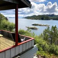 Bergen/Sotra:Waterfront cabin(s).Boat.Fish.Jacuzzi, hotelli kohteessa Haganes