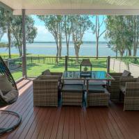 Getaway Lakefront Environmental House on Lake Macquarie with Water View, hotel in Lake Munmorah