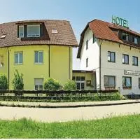 Hotel zum Goldenen Wagen، فندق في Maulburg