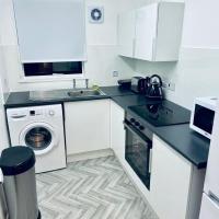 Modern 2 Bedroom Apartment With Free Parking