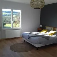 Agréable chambre meublée, vue sur la vallée de l'Auxois, hotel di Villy-en-Auxois