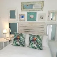 Pebble Cove Outside Room - Private Entrance - 12 sqm, Salt Rock Ballito, Pet Friendly, hotel i Sheffield Beach