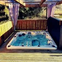 MONTAGNE-LAC&SPA (jacuzzi privé) (NOUVEAU), hotel u gradu 'Anould'