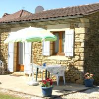 Cozy Holiday Home in Prats-de-Carlux with a Garden, hotel in Simeyrols