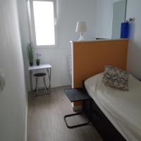 Alquilo Habitación individual con aseo privado solo Chicas, only girls, hôtel à Valence (Patraix)