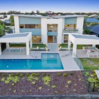 Luxury Canal Front Holiday House, hotel in Banksia Beach