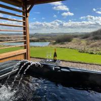 Bluebell Cottage with privacy booth over your hot tub with outstanding views over the Lincolnshire wolds on a private nature reserve with fishing