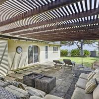 Beachfront Waimanalo Home with Pergola and Ocean Views, Hotel in Waimanalo