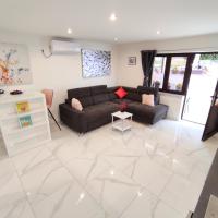 Apartman Dino with heated pool, Hotel in der Nähe vom Flughafen Rijeka - RJK, Omišalj