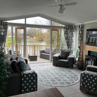 2 Bed Beautiful and Tranquil Lakeside Lodge