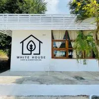 Whitehouse cafe&Guesthouse, хотел в Ban Sa La