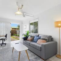 Chic 1-Bed Yaroomba Flat Steps from the Beach, hotel in Yaroomba