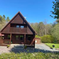 Lakeside chalet with private hot tub & boat hire.