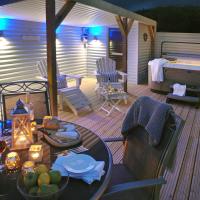 SandPipers Luxury hot tub lodge with 2 ensuites a private Sauna & BBQ terrace