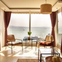 MISSAFIR Exceptional Flat with Fascinating Sea View in the Heart of Izmir, hotel in İzmir