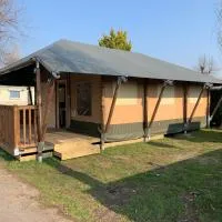 Glamour Glamping at little beach, fully heated, hotel di Jabbeke