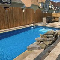 New Pool Hot Tub Lakefront area Luxury LARGE Cottage trails BEACH GTA!, hotel in Midland