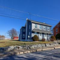 2-Bedroom House w/ Large Outdoor and Firepit!