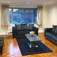 FW Haute Apartments at Stanmore, 3 Bedrooms and 1 Bathroom with additional WC, Single or Double Beds, Pet Friendly Flat with FREE WIFI and FREE PARKING