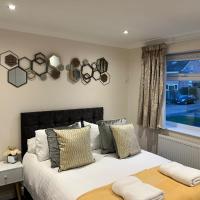 FW Haute Apartments at Stanmore, 3 Bedrooms and 1 Bathroom with additional WC, Single or Double Beds, Pet-Friendly Flat with FREE WIFI and FREE PARKING