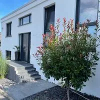 Gemütliche Villa am Waldrand in Taunusstein, hotelli kohteessa Taunusstein
