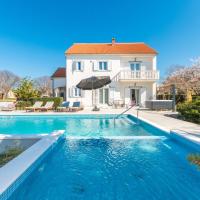 Spacious villa Vito with large pool, hotel in Tinj