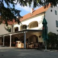 Taverna 1860 Rooms & Apartments: Donja Zelina şehrinde bir otel