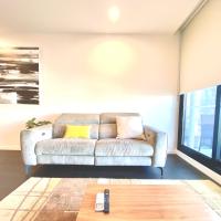 Free WIFI and stylish 2 Bedroom Apartment with Beautiful View Oakleigh 4A, hotel in Oakleigh