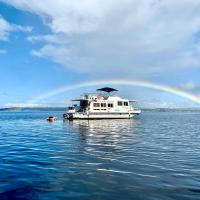 Wangi Wangi Houseboat on Lake Macquarie, no boat license required., hotel in Wangi Wangi